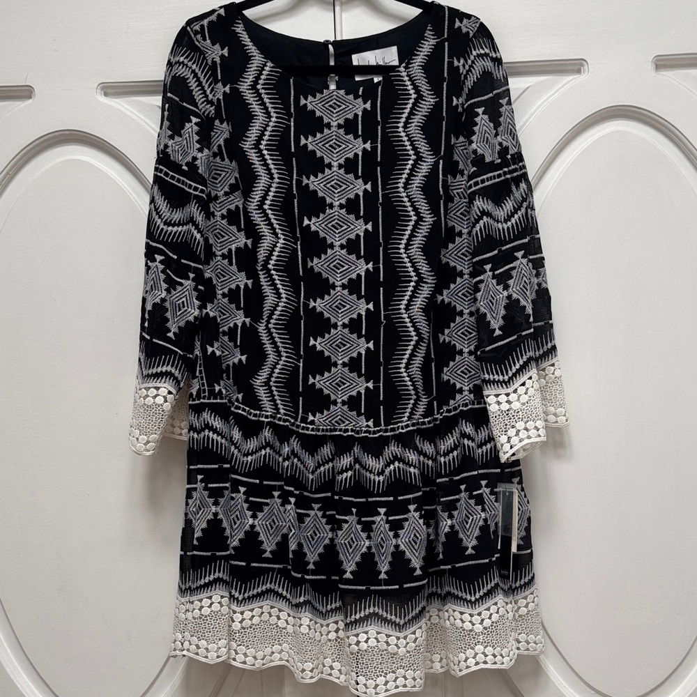 Chic Black and White Geometric Long Sleeve Dress